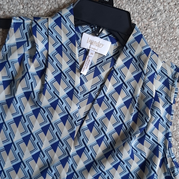 Sleeveless V-neck Blouse - Picture 4 of 6